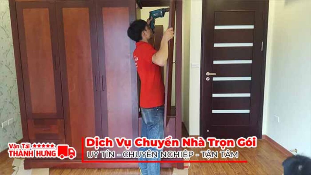 Nhân viên dịch vụ chuyển nhà Thành Hưng thực hiện công việc tháo - lắp tủ gỗ cho khách hàng